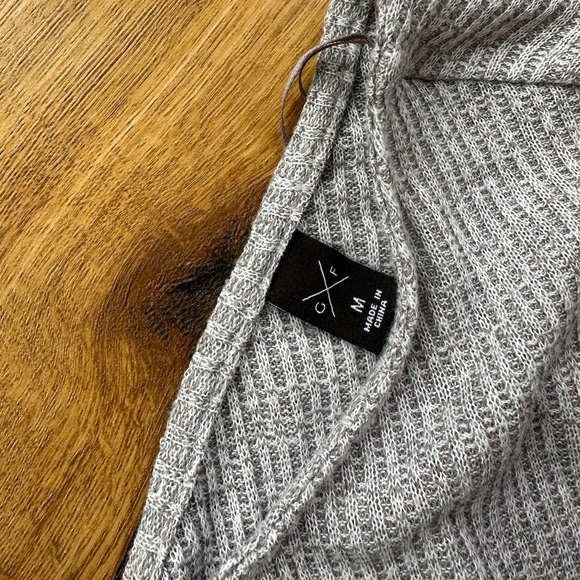 Gentle fawn light knit shirt. - Picture 3 of 3